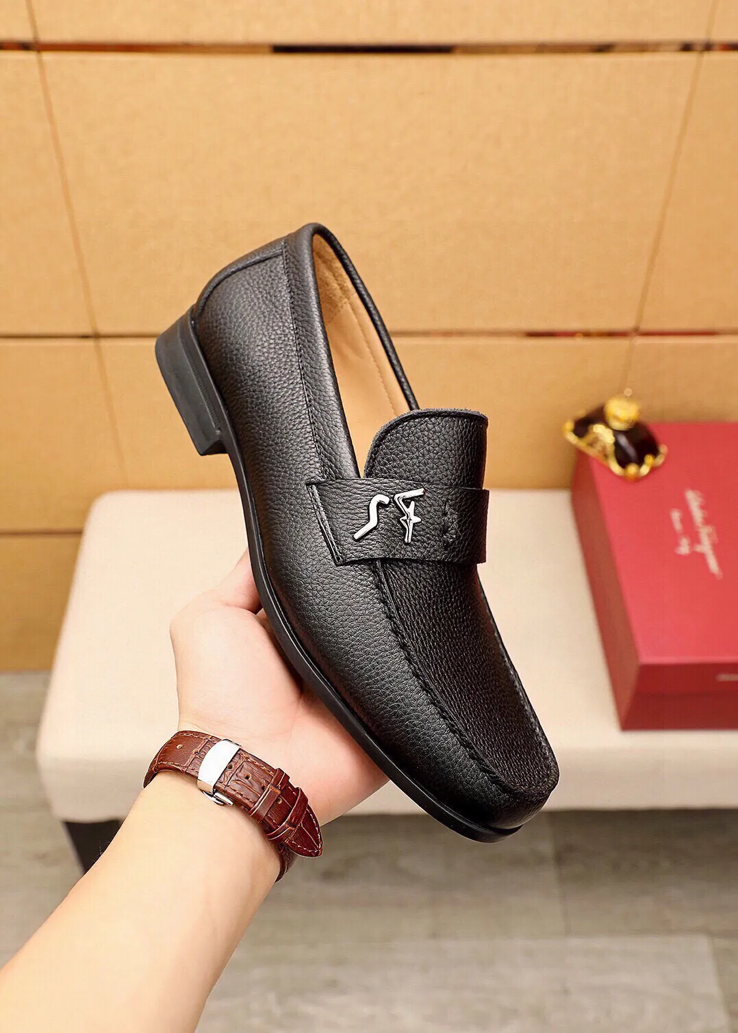 Men's shoes 💰480 💐 Product trademark: Ferragamo "Ferragamo" casual leather shoes Regular size: 38-44 (45🉑️customized) Product materials: Selected imported first-layer pebbled cowhide leather upper + luxury hardware buckle, imported water-dyed cowhide leather lining. Strong three-dimensional visual effect, original outsole color: 4⃣️seed leather materials available